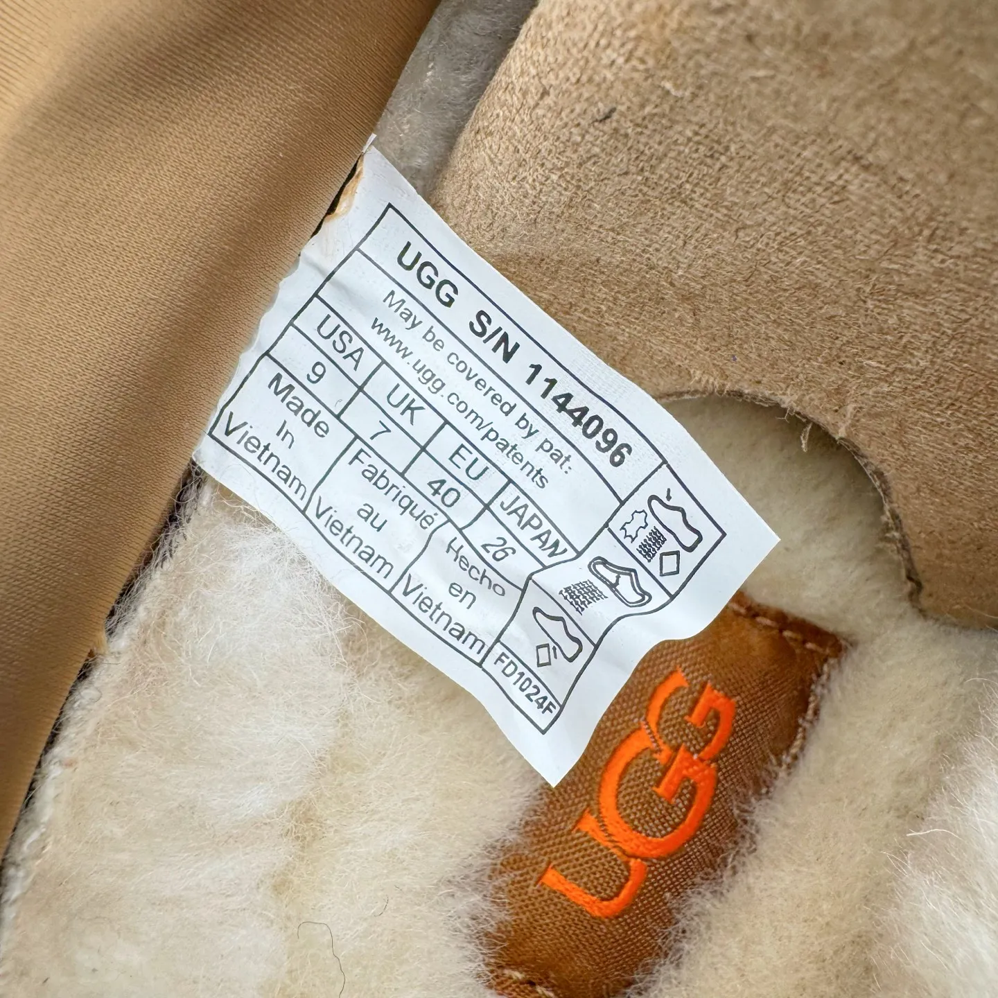 Pick up locally 💰640 UGG 4096 Tasman shallow mouth autumn and winter sheep fur integrated snow boots. All shoes are made from the same factory as ZP. Longfeng A-grade Australian imported sheep fur integrated men's and women's boots. Brand OEM production line. Fully follow the ZP process. OEM original pattern maker. Adhering to the principle of no original shoes and no development selection. Pay attention to every detail. The most authentic version on the market. TREADLITE "Light Wing" technology outsole. Lightweight/durable/flexible/pile size: 35 36 37 38 39 40 41 42 43 44 45 Coding: by3936030
